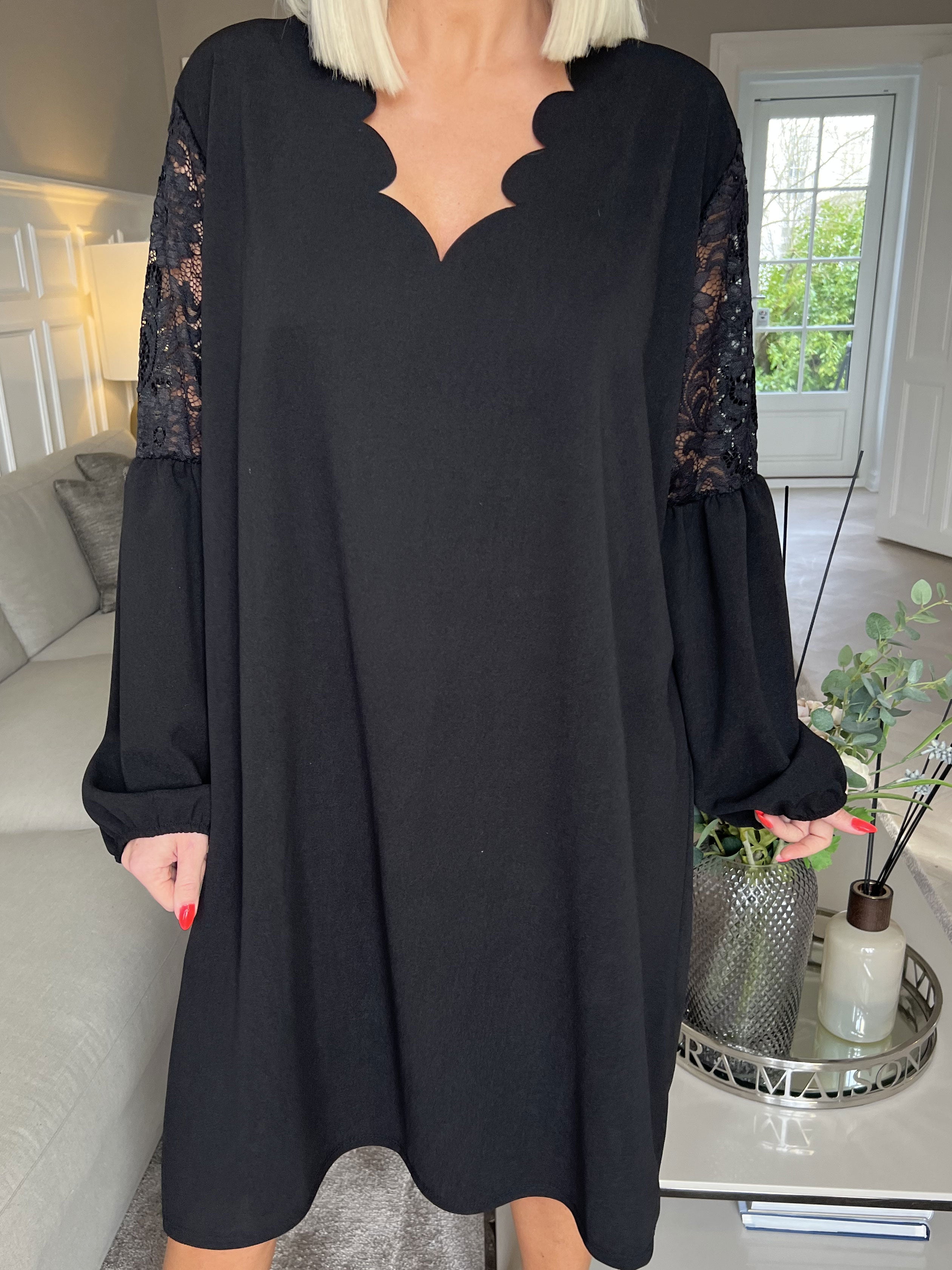 Carmen - Enkel klänning med vacker spets på ryggen och ärmarna